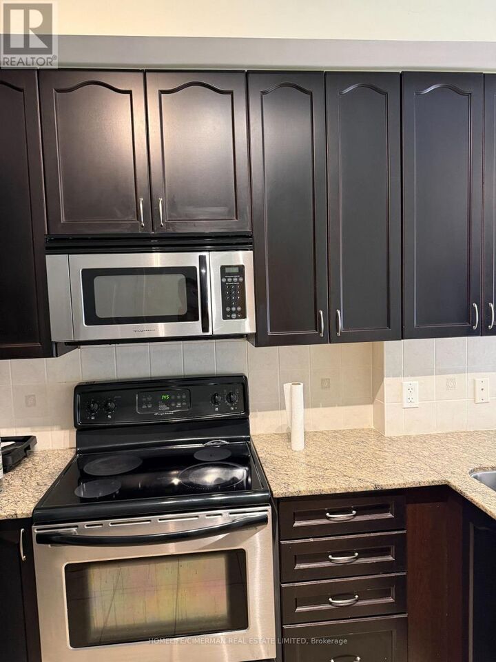 Property Photo:  98 Carr Street Th 2  ON M5T 1B7 