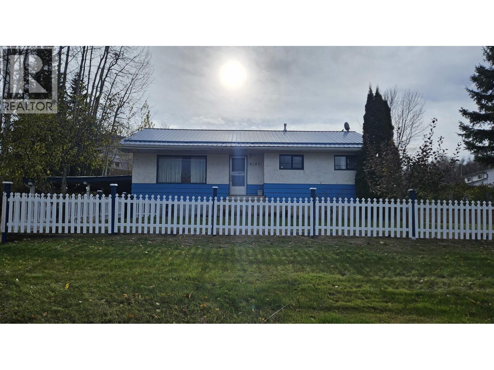 Photo de la propriété:  4187 Davis Road  BC V2N 5L2 