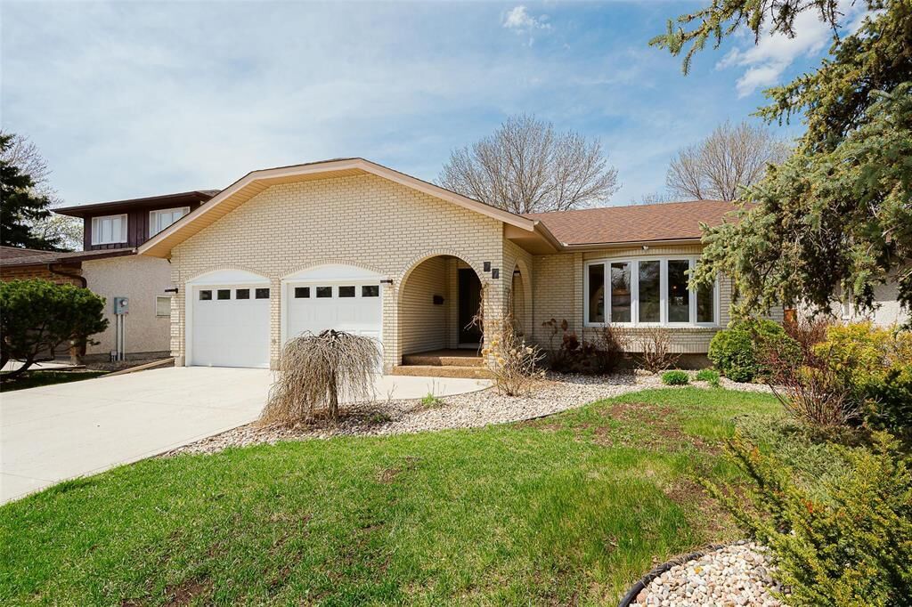 Property Photo: 37 Lindenwood Drive East MB R3P 1N2