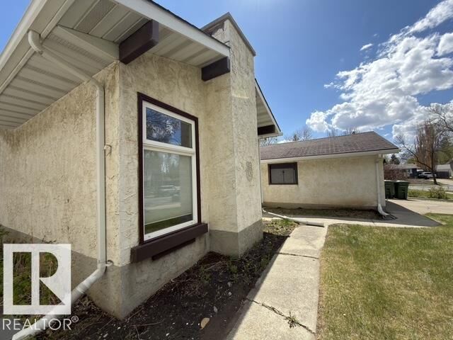 Property Photo: 18 Latimer Place AB T8N 2J5