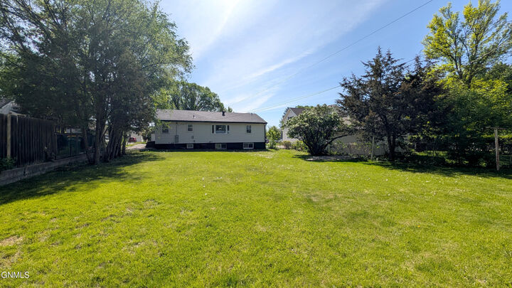 Property Photo:  904 Anderson Street  ND 58501 