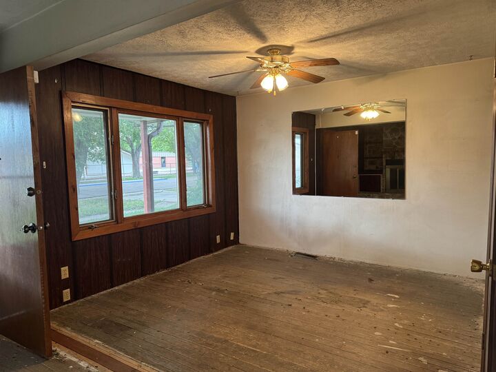 Property Photo: 203 W 10th Street NE 69101-4589