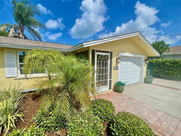 Property Photo: 5240 Drew Road FL 34293