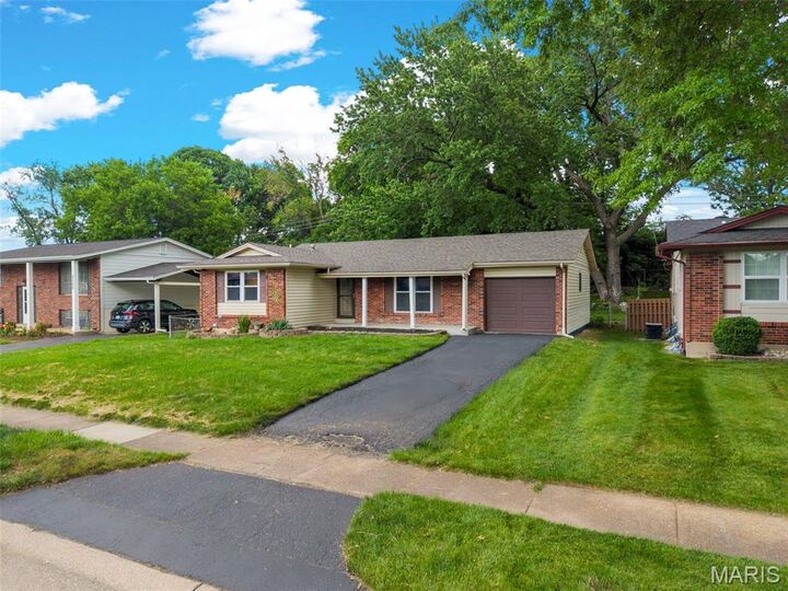 Property Photo:  2286 Westglen Park Drive  MO 63043 