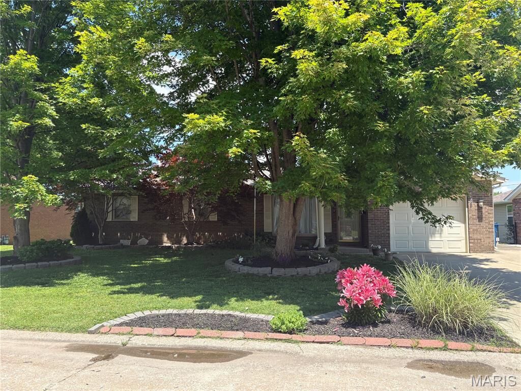 Property Photo:  33 Snowbird Lane  IL 62040 