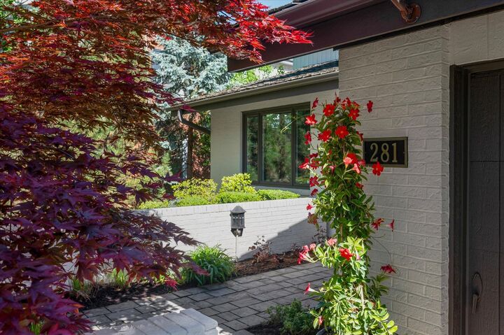 Property Photo:  281 W Elm Park Avenue  IL 60126 