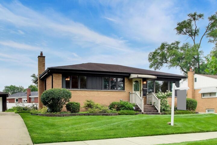 Property Photo: 309 Wisconsin Drive IL 60016