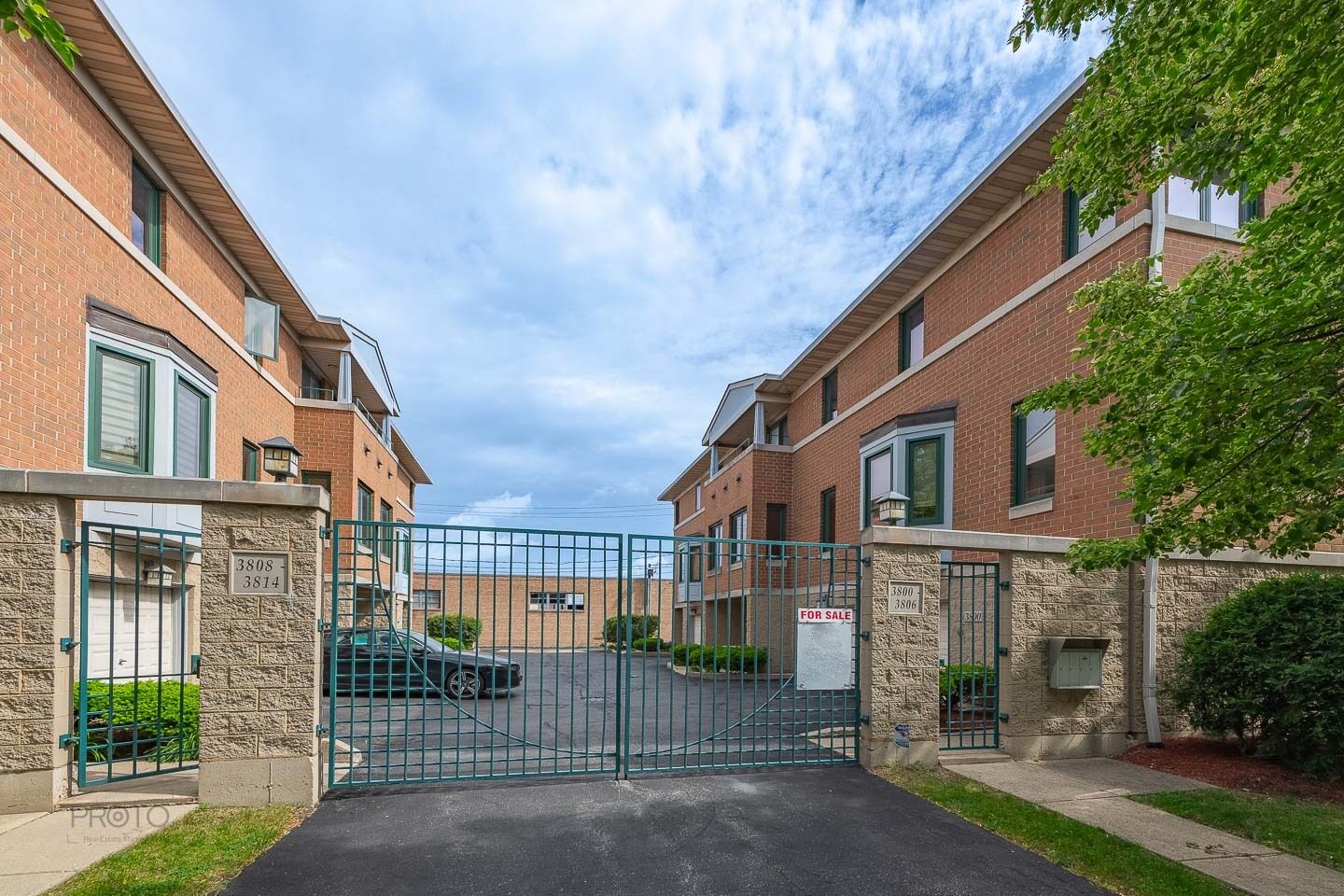Property Photo: 3804 W Devon Avenue IL 60712