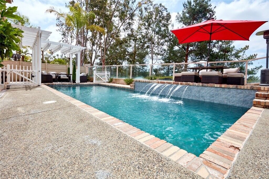 Property Photo:  8 Via Anadeja  CA 92688 