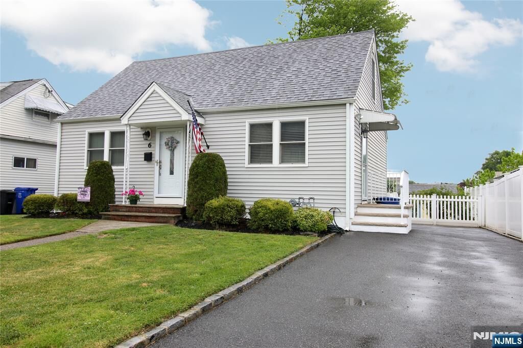 Property Photo:  6 Knollwood Road  NJ 07512 