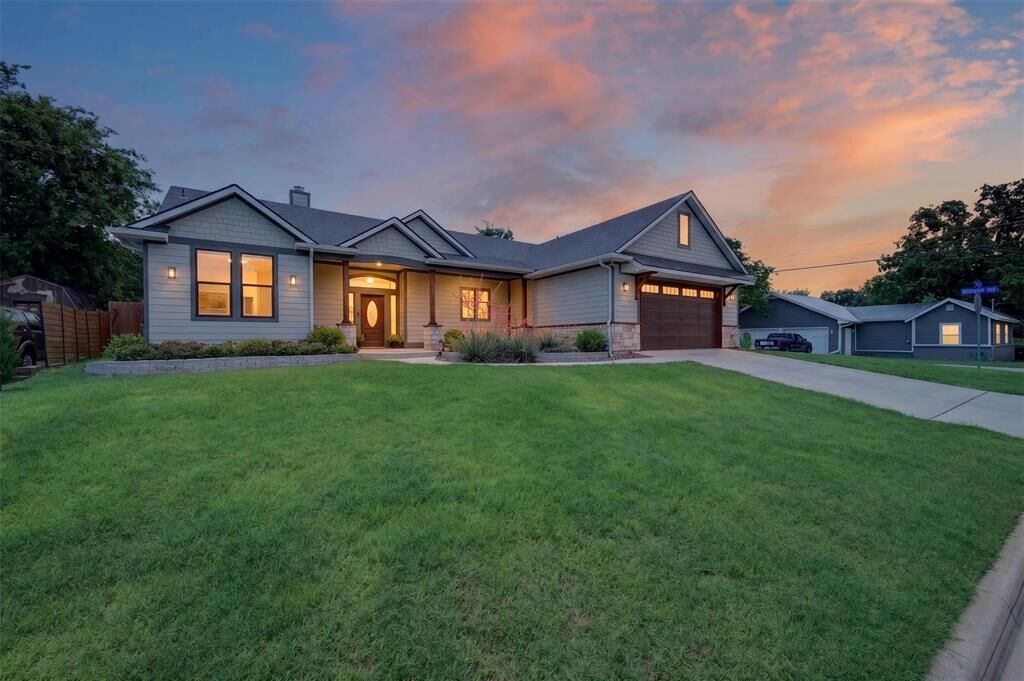 Property Photo:  815 W Ball Street  TX 76086 