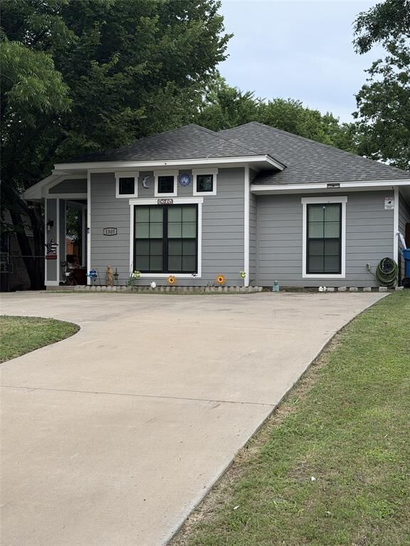 Property Photo:  1305 E 6th Avenue  TX 75110 