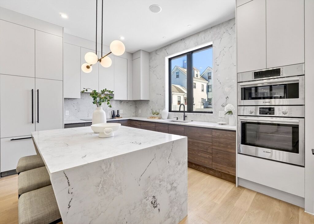 Property Photo:  10 Pennsylvania Ave 10  MA 02461 