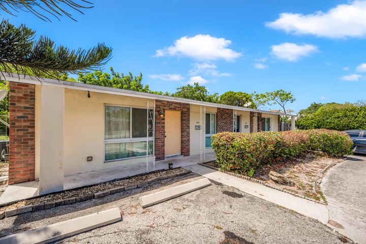 Property Photo: 2107 NE 15th Avenue FL 33305