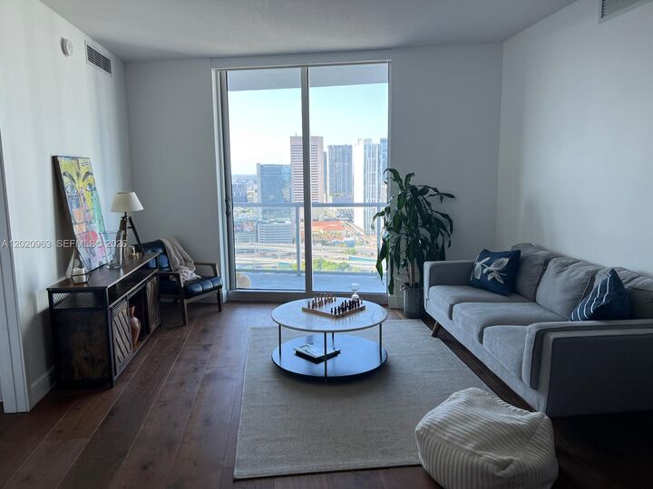 Property Photo: 185 SW 7th St 3209 FL 33130