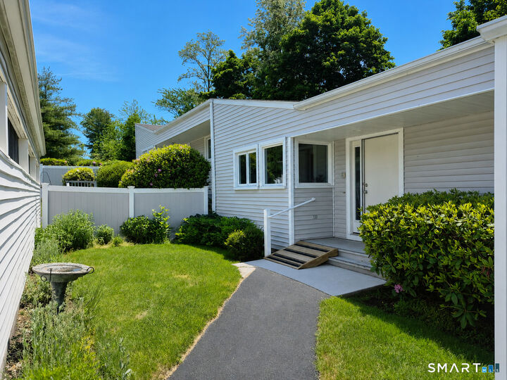 Property Photo: 2 Stratton Way 2 CT 06405