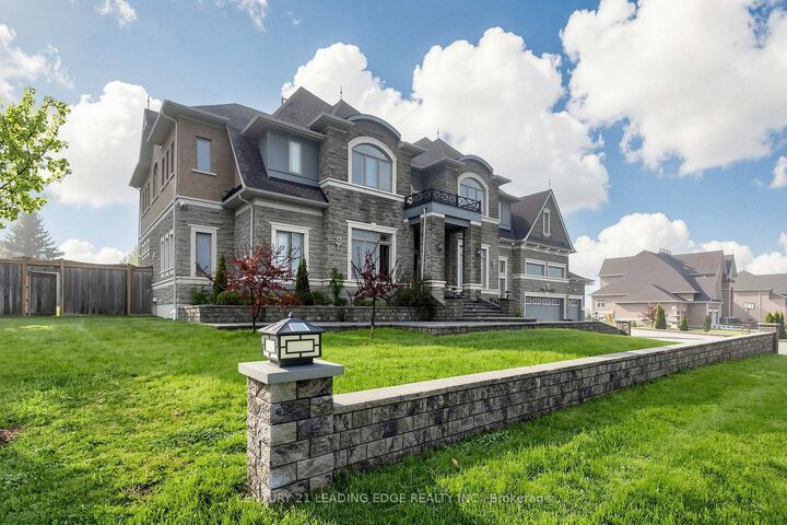 Property Photo: 2 Sam Davis Court ON L4A 4R4