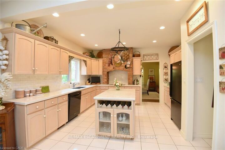 Property Photo: 712 Robson Road ON L8B 1H1