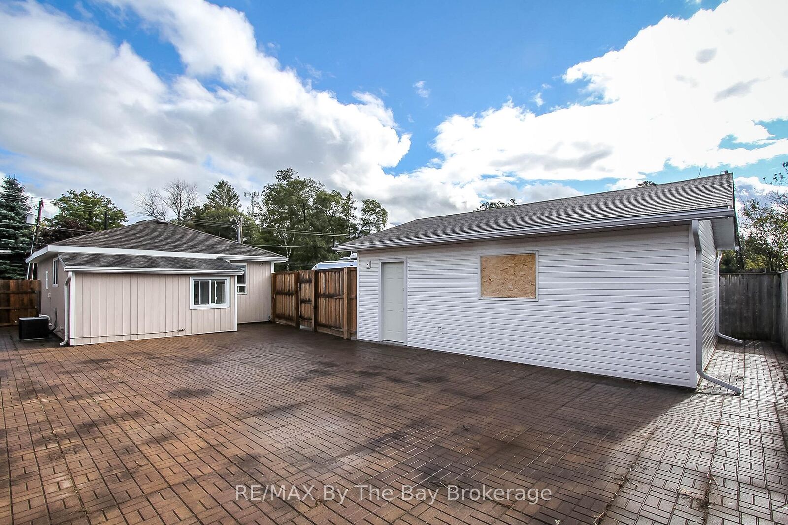 Property Photo: 24 Glenwood Drive ON L9Z 2K5
