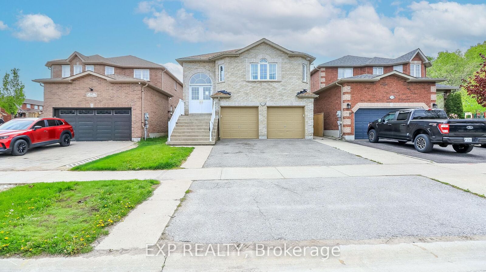 Property Photo: 125 Jessica Drive ON L4N 5Z5