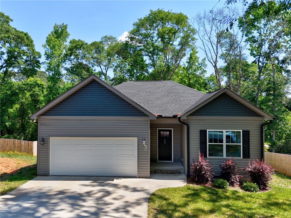 Property Photo:  409 Hillside Drive  SC 29625 