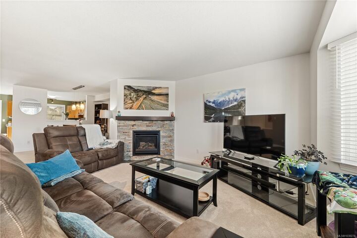 Property Photo: 1663 Dufferin Cres 3 BC V9S 5T4