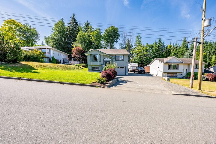 Property Photo: 809 Willowcrest Rd BC V9W 5L1