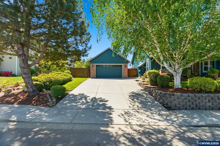 Property Photo: 844 NW Fred St OR 97385