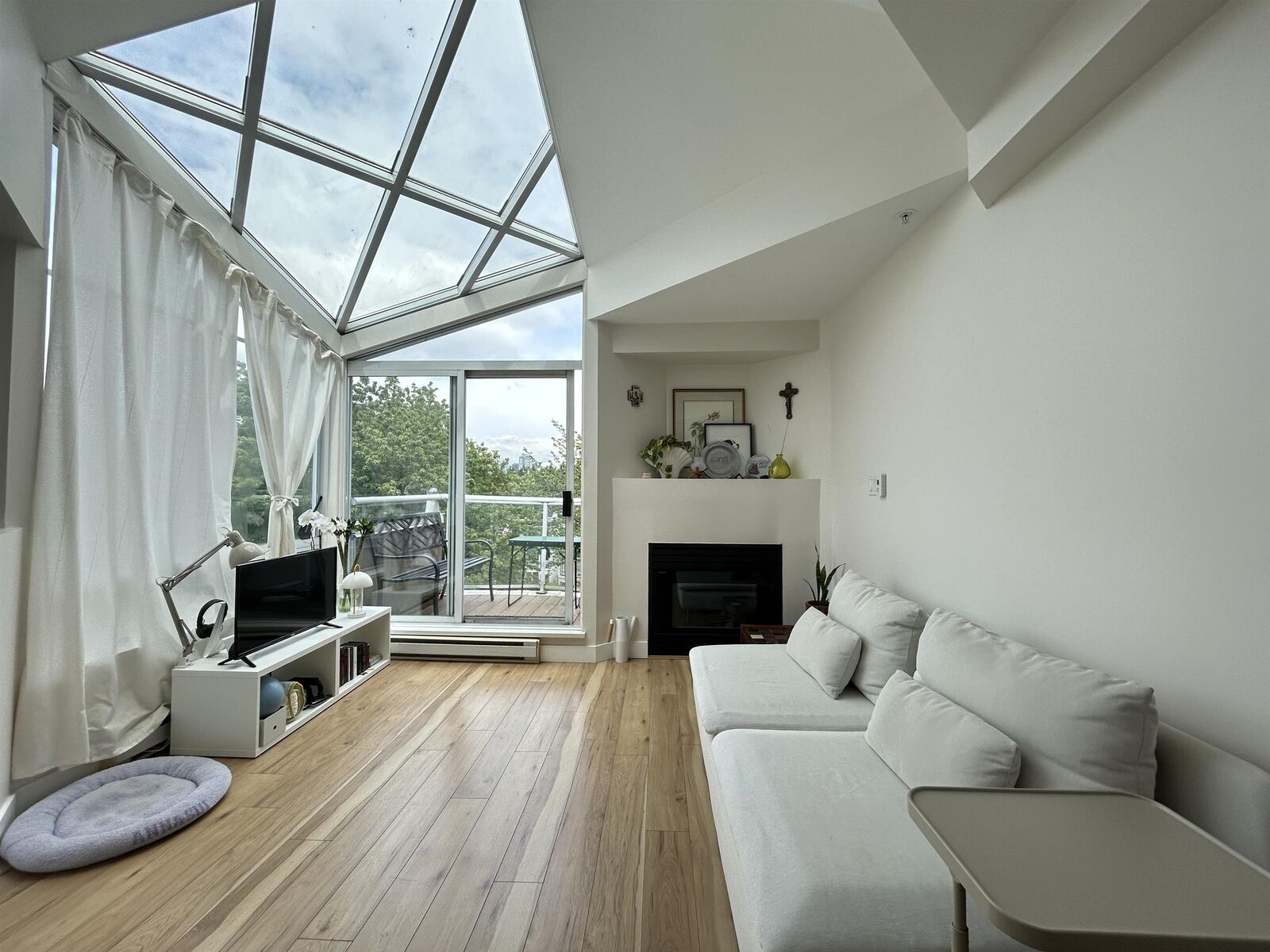 Property Photo:  908 West 7th Avenue 406  BC V5Z 1C3 