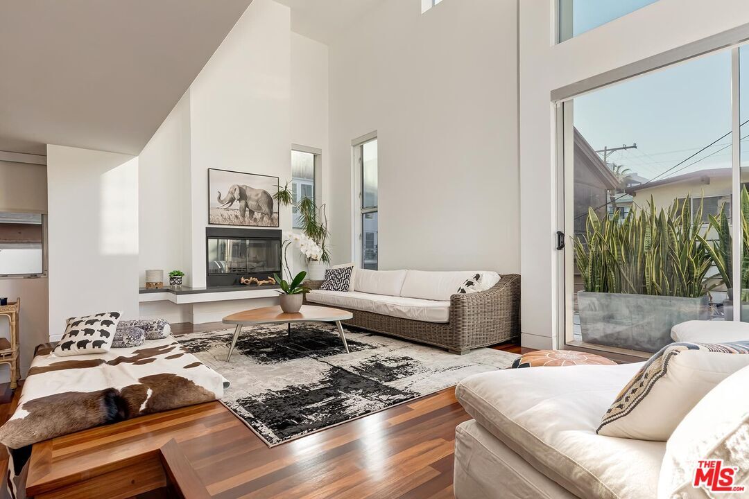 Property Photo:  111 Eastwind St  CA 90292 