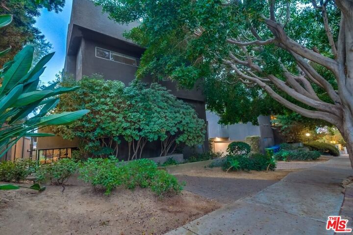 Property Photo: 1077 W Kensington Rd CA 90026