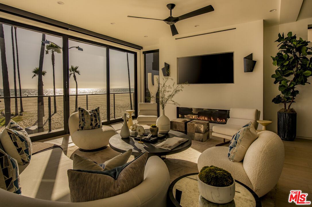Property Photo:  3011 Ocean Front Walk  CA 90291 