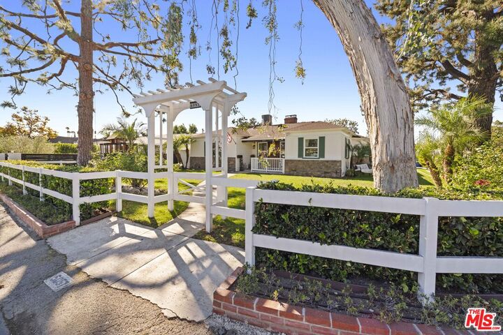 Property Photo: 5057 Biloxi Ave CA 91601