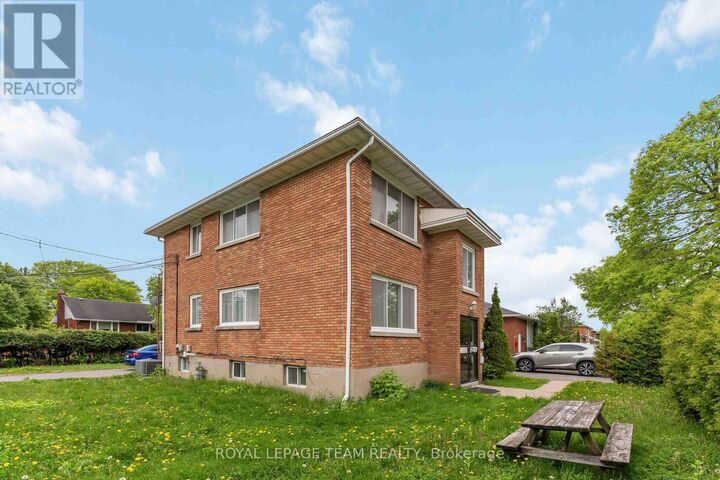 Property Photo:  1086 Apolydor Avenue 3  ON K1H 8A9 