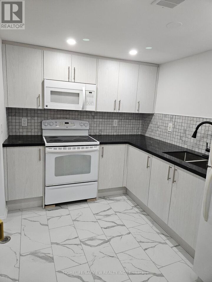 Property Photo: 90 Longford Drive Lower ON L3Y 2Y4