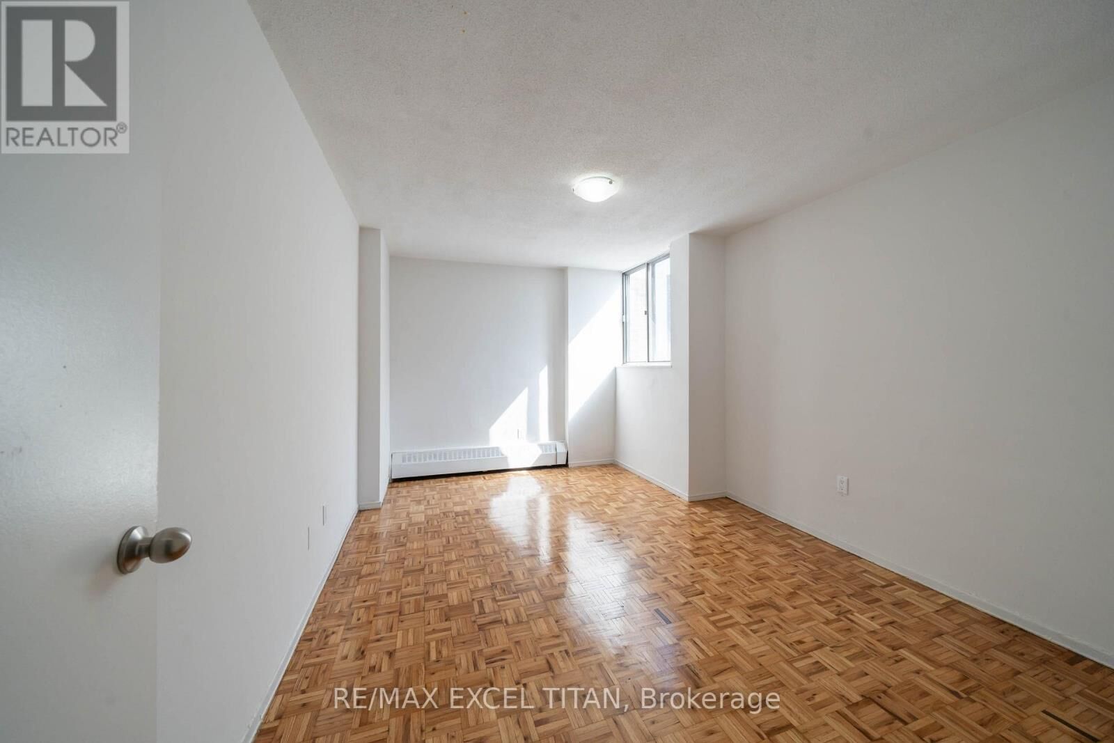 Property Photo:  5 Glamorgan Avenue 914  ON M1P 4P1 