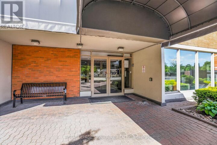 Property Photo: 7811 Yonge Street 103 ON L3T 4S3