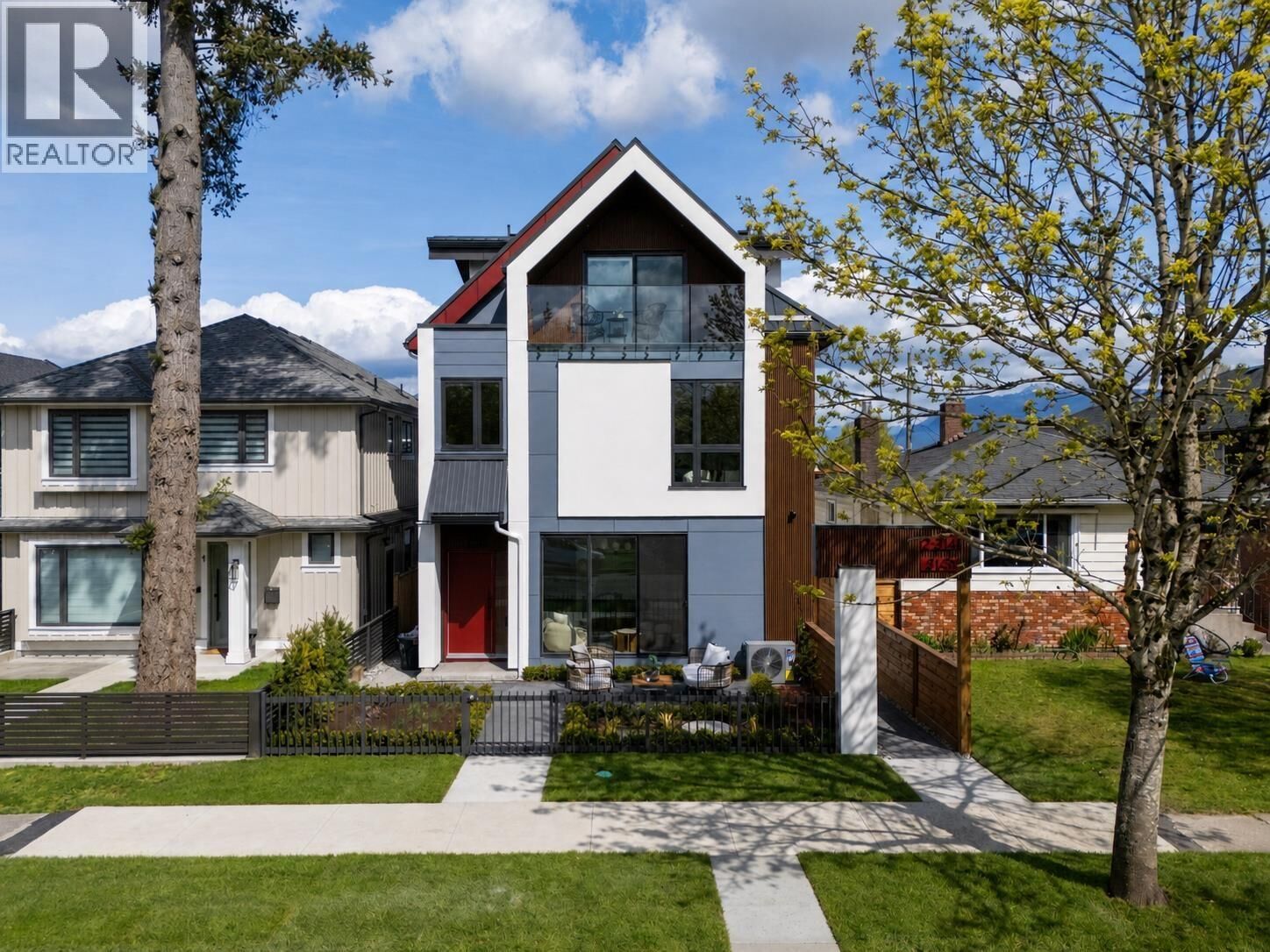 Property Photo:  3141 East 19 Avenue 1  BC V5M 2T2 