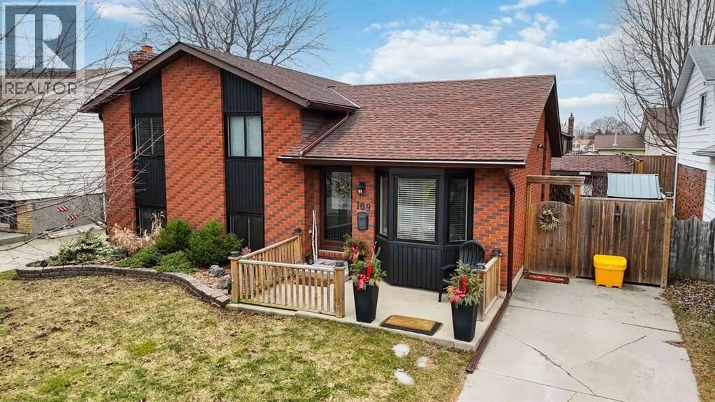 Property Photo:  109 Hastings Crescent  ON N7S 5K4 