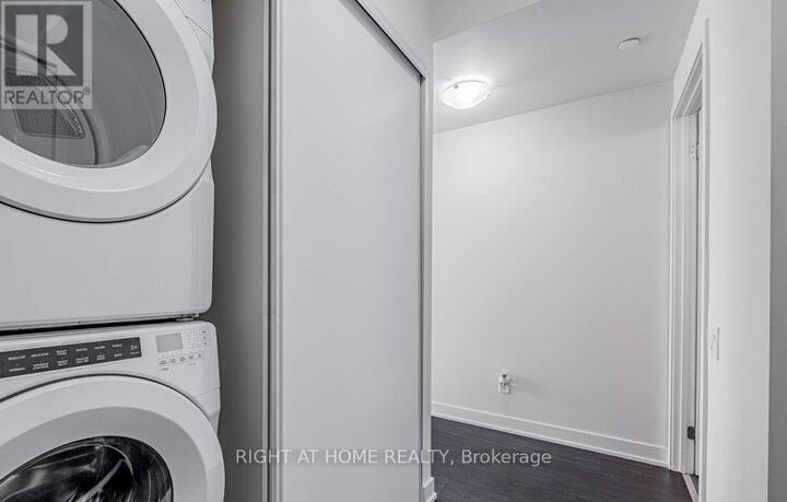 Property Photo:  6 Sonic Way 1604  ON M3C 0P1 