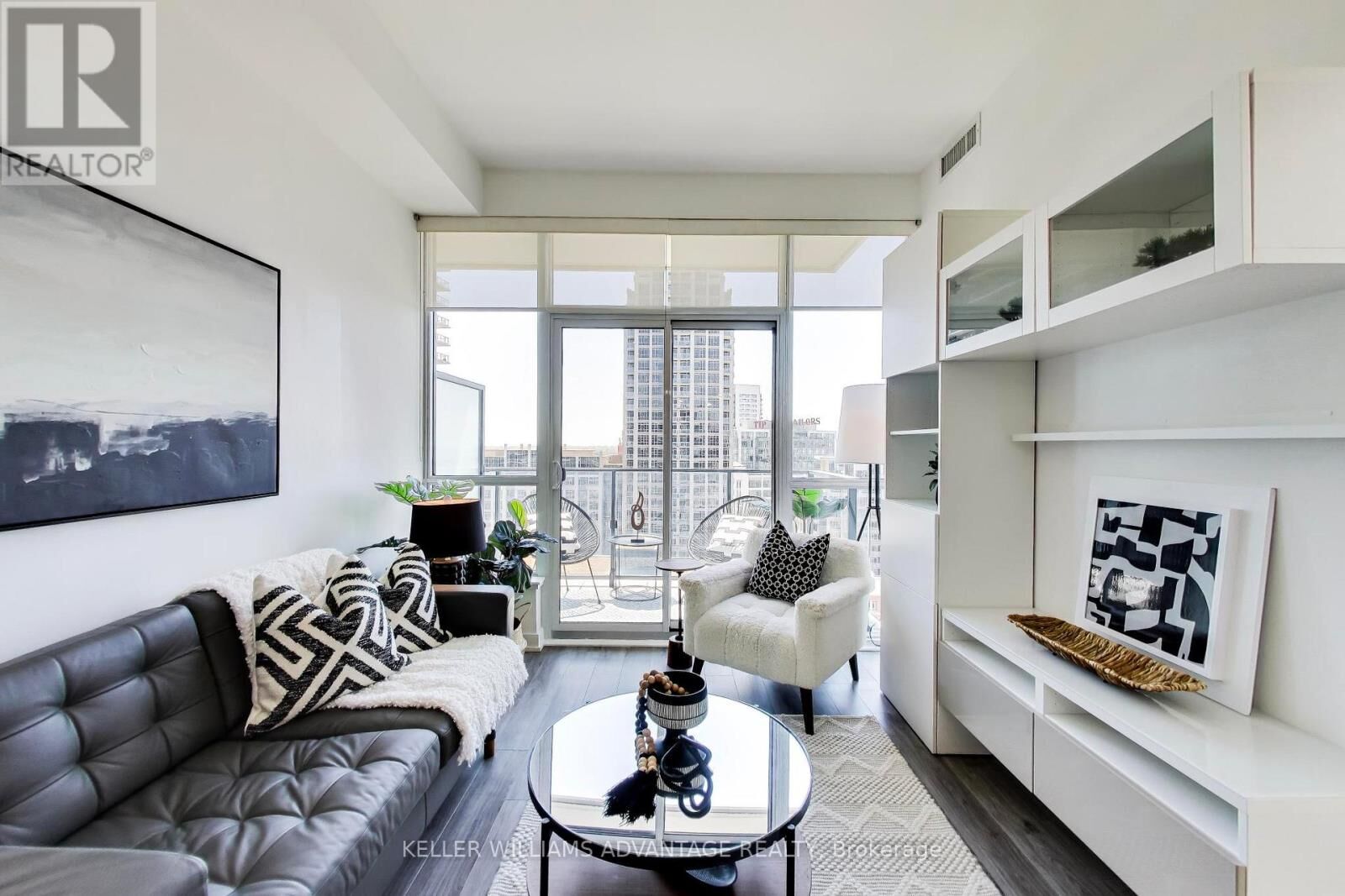 Property Photo:  50 Bruyeres Mews 1608  ON M5V 0A7 