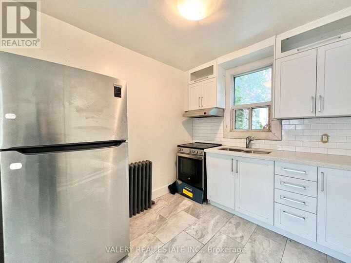 Property Photo:  15 Stavebank Road North 4  ON L5G 2T2 
