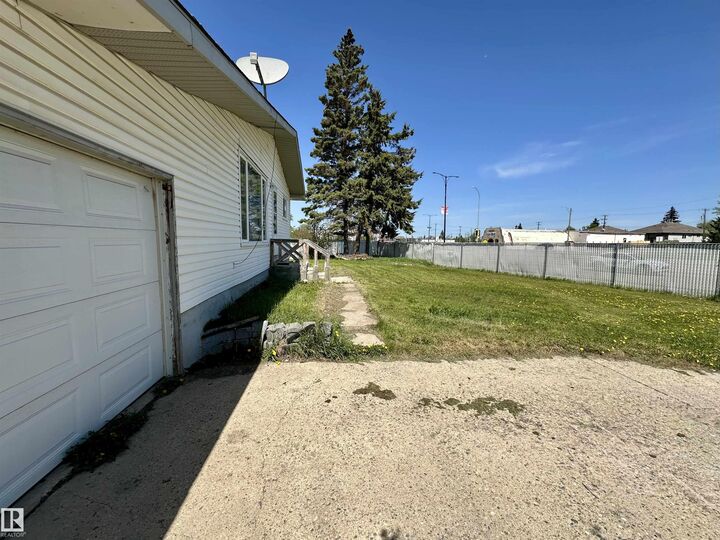 Property Photo: 5001 Parkview Crescent AB T9M 1S7