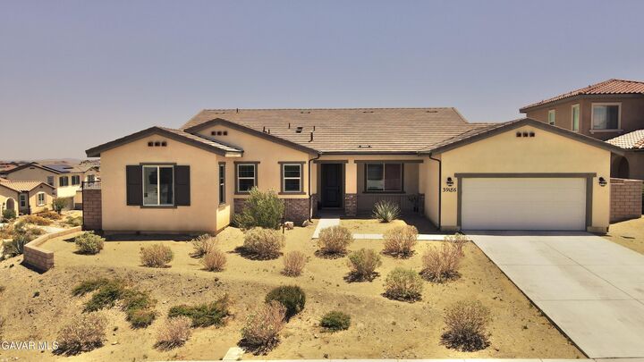 Property Photo: 39186 Pinto Court CA 93551