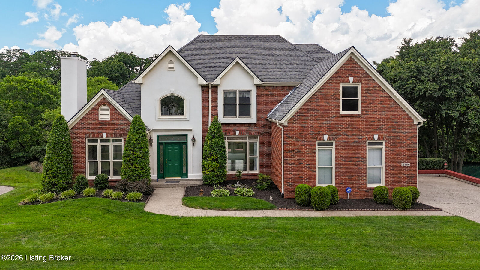Property Photo: 9319 Springbrooke Cir KY 40241