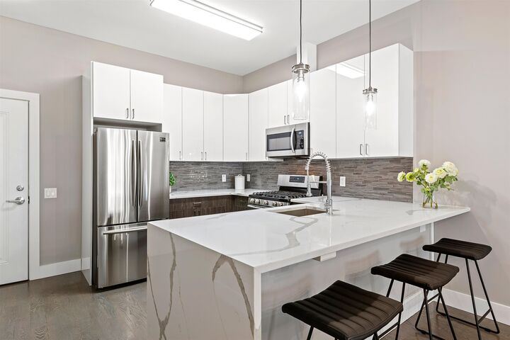 Property Photo:  313 Pine St 210  NJ 07304 