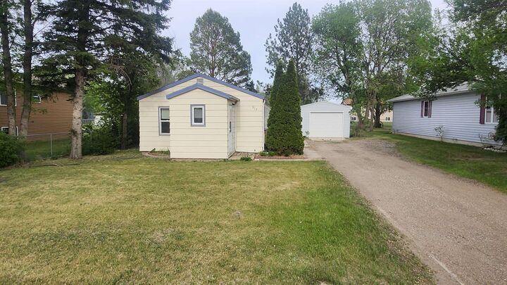 Property Photo: 915 37th St SE ND 58701