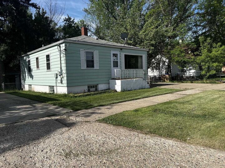 Property Photo:  808 6th Ave NE  ND 58703 