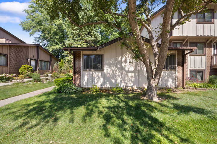 Property Photo:  636 Forum Drive 636  IL 60172 
