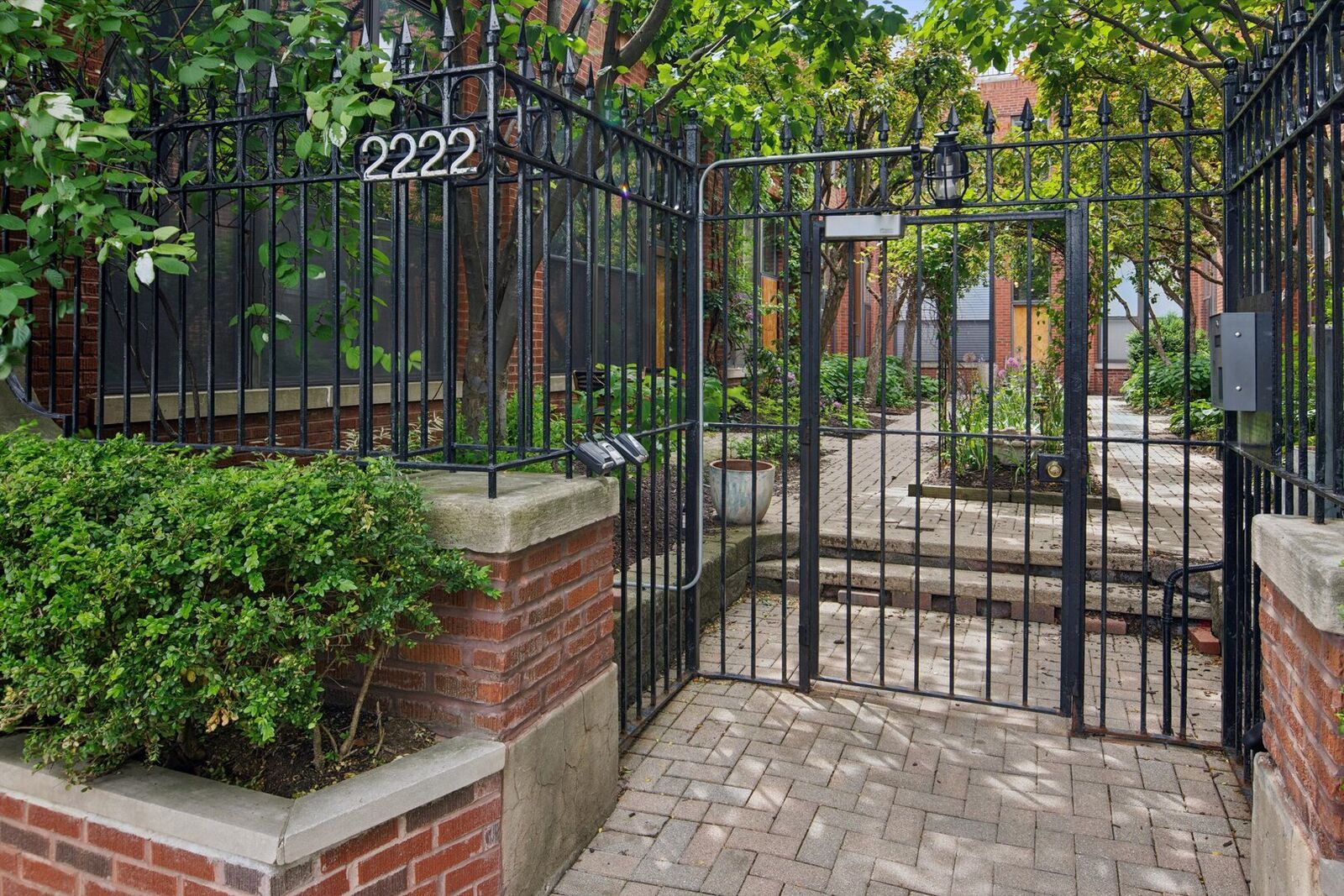 Property Photo:  2222 N Racine Avenue 16  IL 60614 